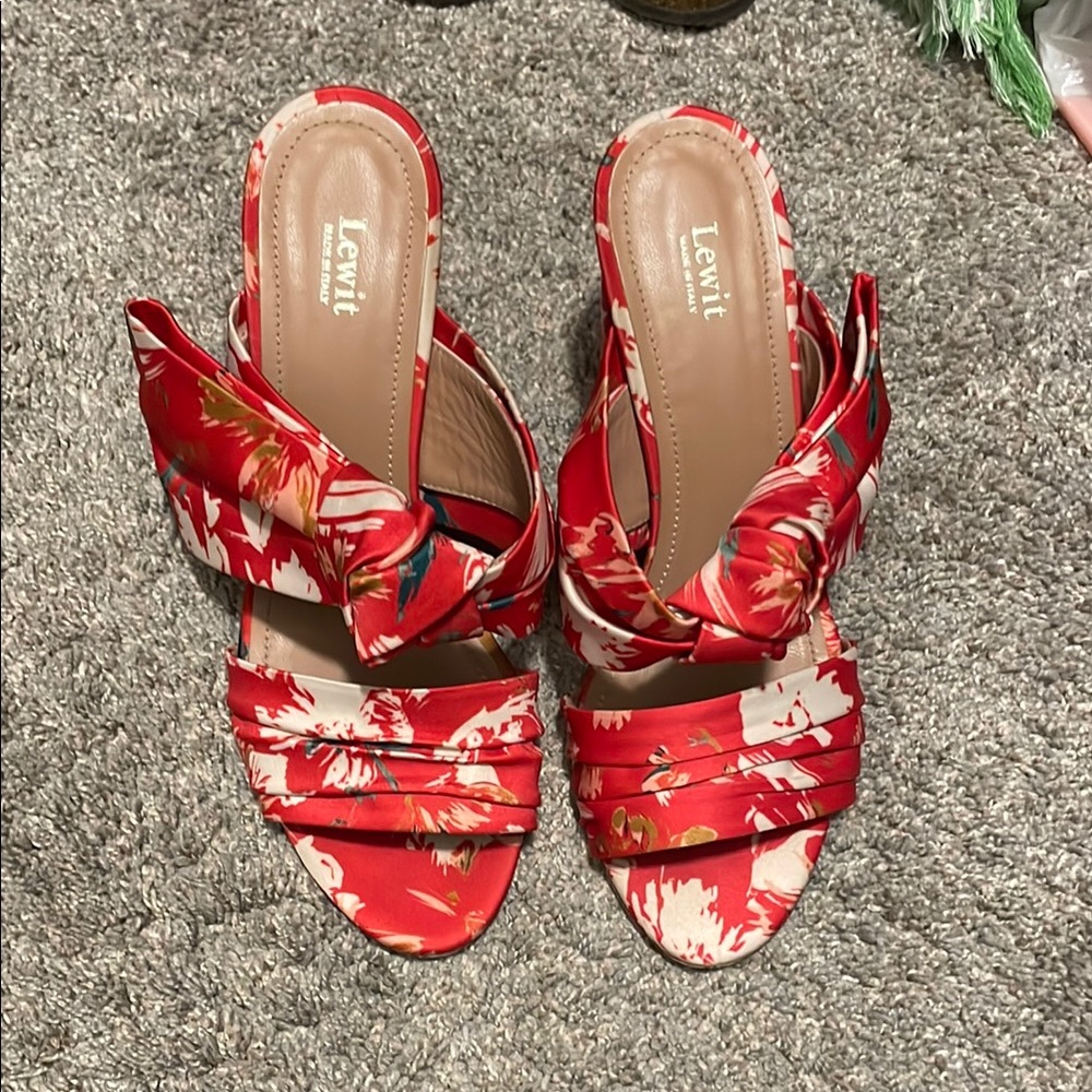 Lewit Red Sandals with Glossy Finish and Bow Detail